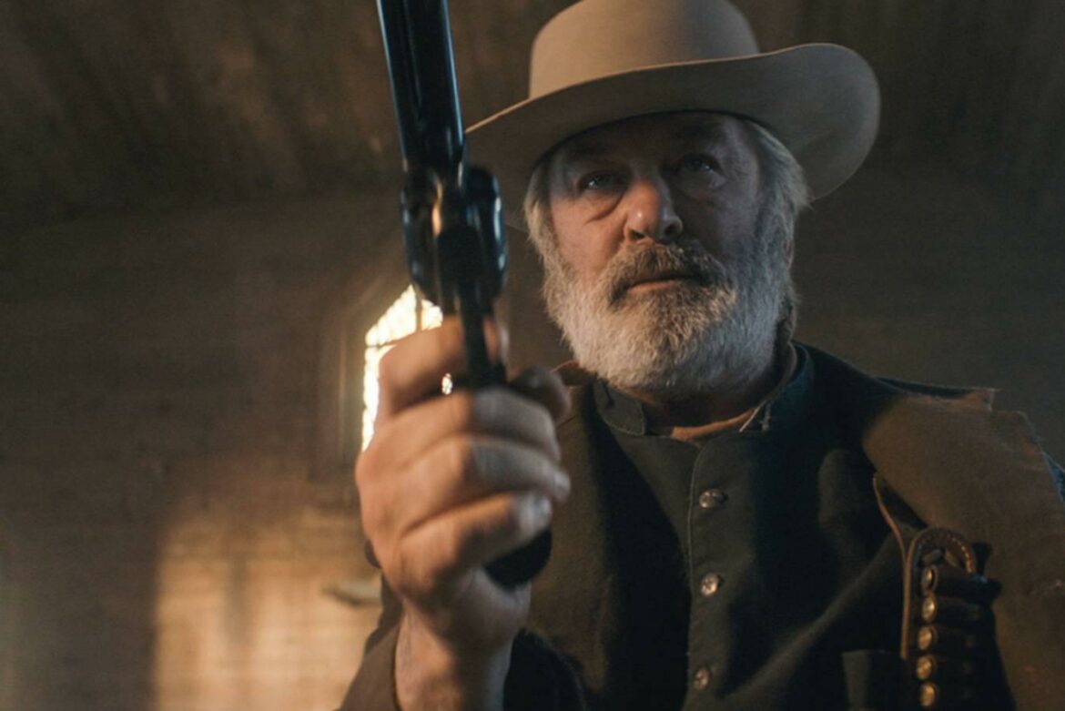 Alec Baldwin poursuit les membres de l'équipe de repos après une fusillade mortelle sur le plateau 