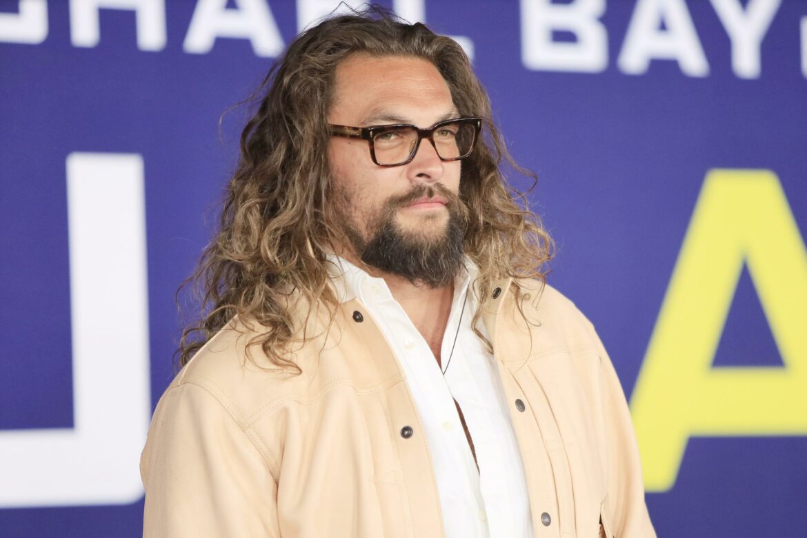 Jason Momoa, acteur de Game of Thrones, se déshabille à Jason Momoa, acteur de Game of Thrones, se déshabille à la télé
