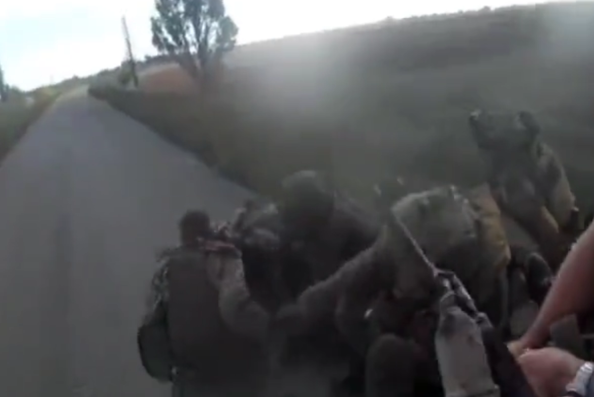 Un véhicule militaire russe avec des soldats s'écrase lors d'une retraite chaotique du champ de bataille 