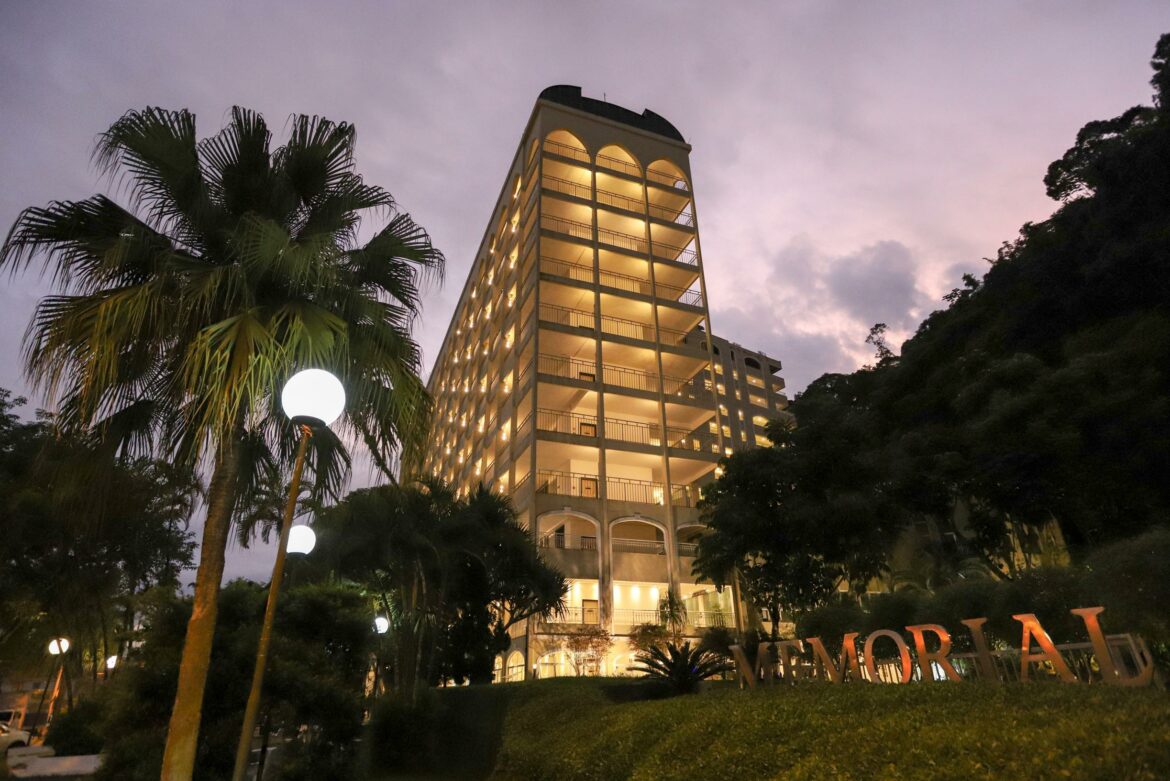 Pelé est enterré ici : un imposant cimetière vertical avec Pelé est enterré ici : un imposant cimetière vertical avec une cascade et même un musée de l'automobile